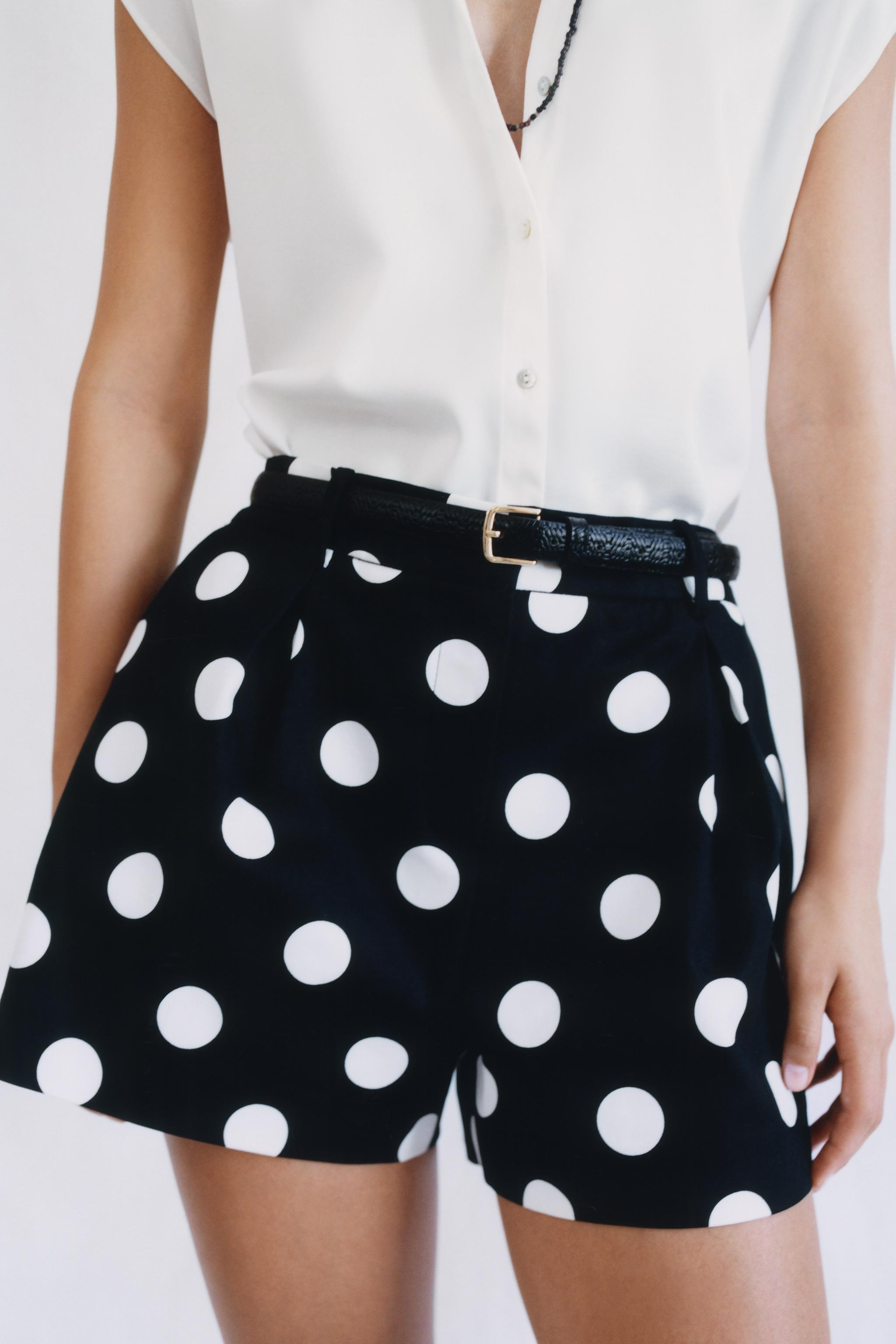 Mid-rise shorts with front pleats and a belt. Front pockets and back false welt pockets. Front zi... | Zara Canada