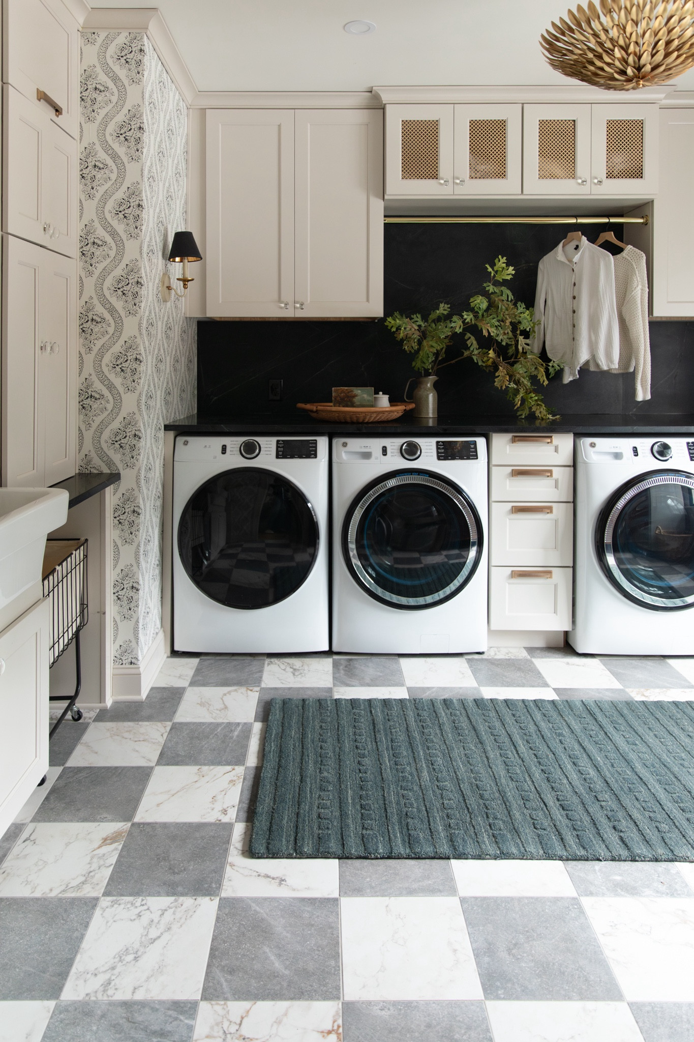 CLJ Traditional Laundry Room

Gray and white tile flooring, area rug runner, washer and dryer, rolling laundry hamper, sconce, black lamp shade, brass rail, black and white floral wallpaper

#LTKSeasonal #LTKhome