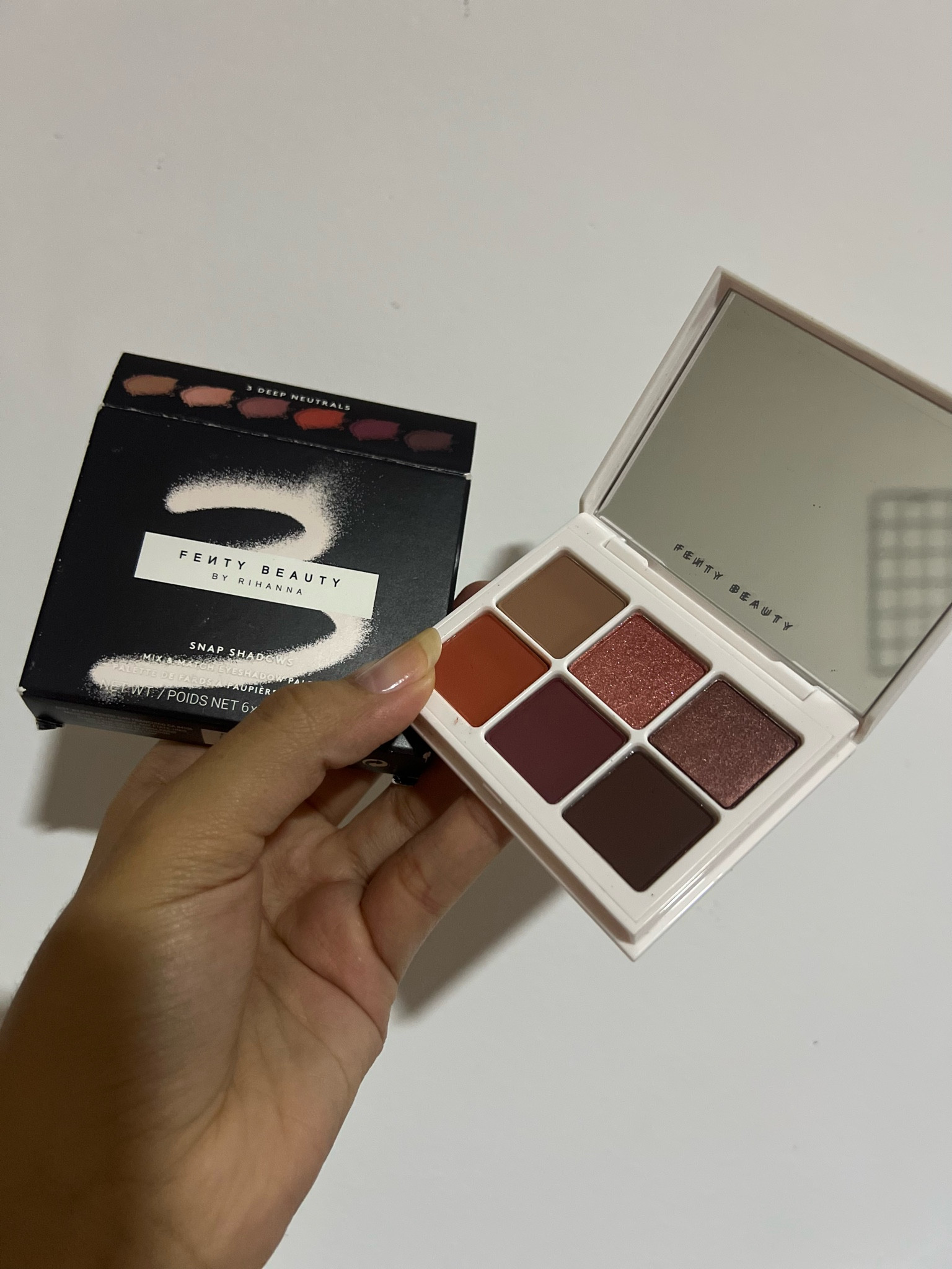 Paleta de Sombras Snap Shadows Mix & Match é portátil, pequena e oferece seis cores em um arco-íris de acabamentos matte, brilhante e com glíter de longa duração. 

#LTKbeauty #LTKstyletip #LTKbrasil