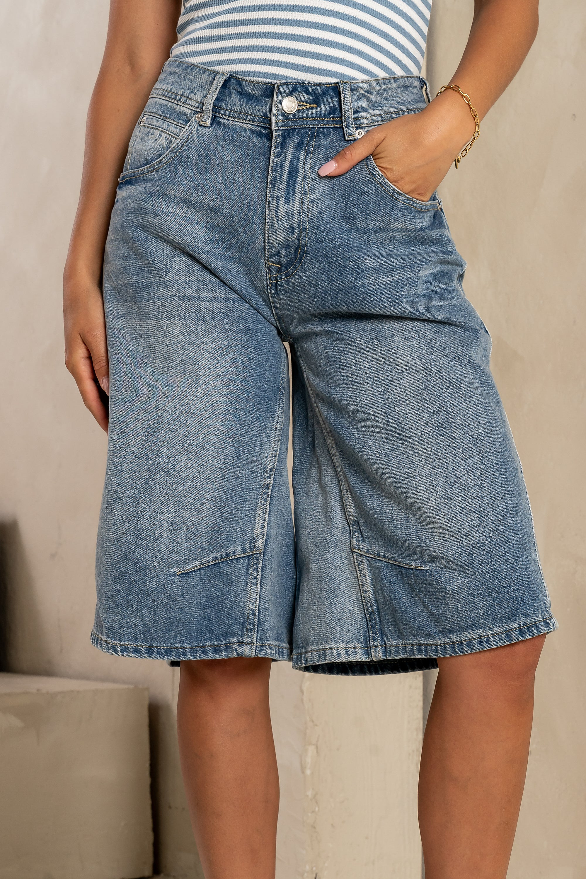 Alden Bermuda Shorts in Medium Wash | Böhme US