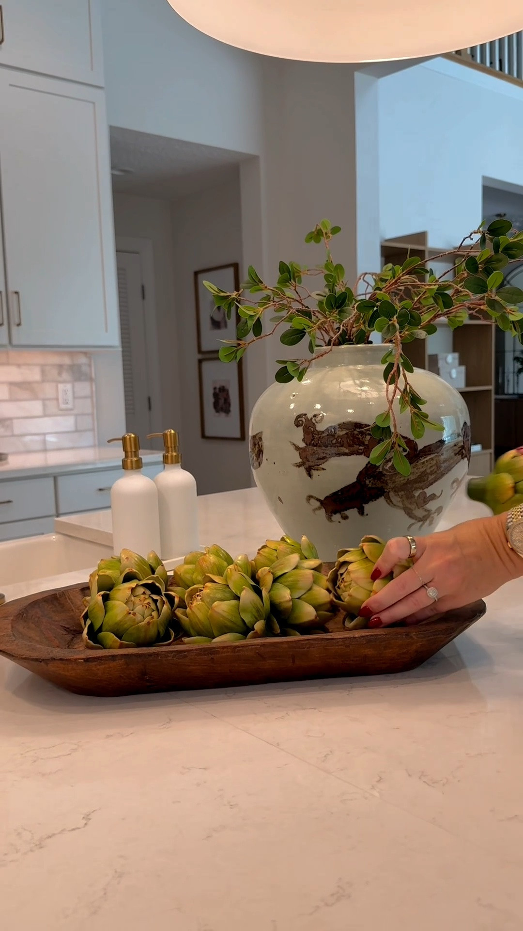 Making your home look like the model — Part 1: Kitchen Island Styling. ✨

You know that feeling when you walk through a model home and everything just looks… intentional?

Take a seat, class is in session. 😉 

Comment “shop” and I’ll send you the pieces you need to make your island look designer.

What space do you want to see styled next!? 

#KitchenStyling #KitchenDecor #NewBuildHome #HomeStyling #InteriorStyling