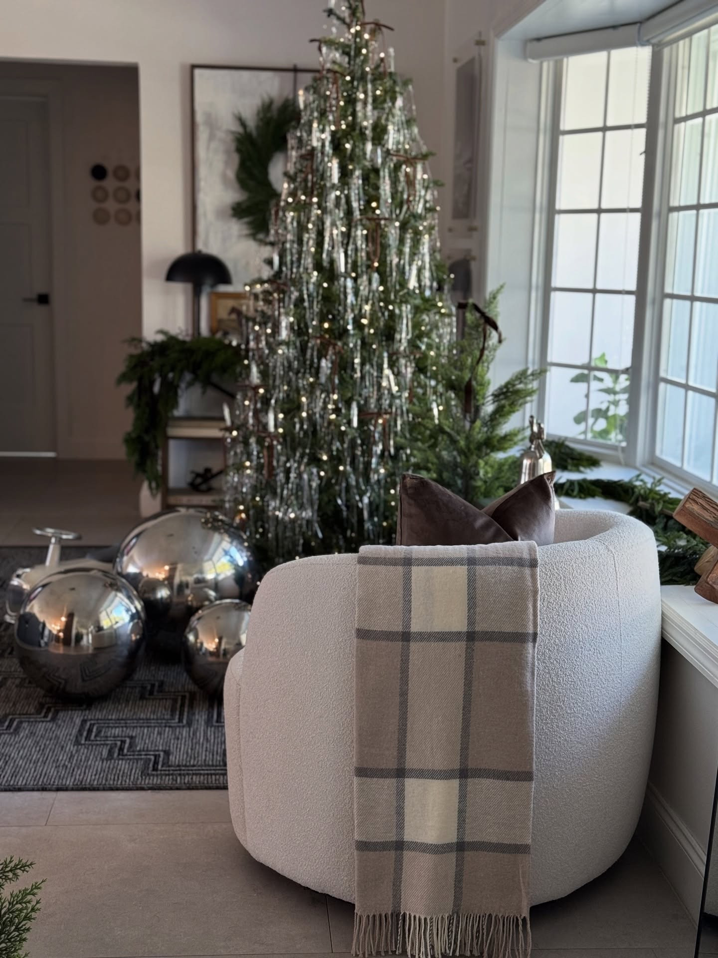 cozy sunday moments ✨ a few views around the house as christmas slowly takes over 🤎
layering greenery, silver accents, and soft textures — it’s all coming together 🐴✨

How to shop:
•Comment LINKS and I’ll send you the direct links
•Make sure you’re following me @the_sip_studio to receive the link in DMs
•You can find all my links in my bio!

#holidaydecor #christmasdecor #ralphlaurenstyle #classicchristmas #neutralholidaydecor #cozyhomevibes #timelessdecor #holidayaesthetic