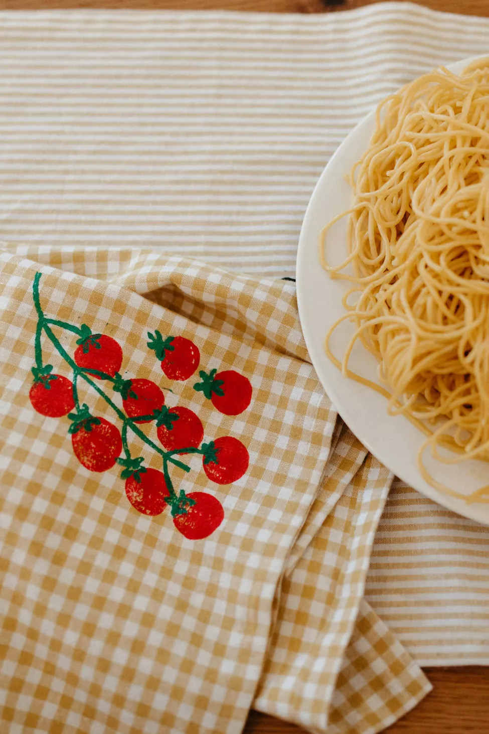 Julie Peach Block Printed Gingham Tomato Napkin Set | Urban Outfitters (US and RoW)