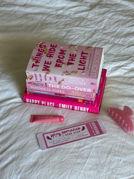 Pink book aesthetic💗🌸💕

Books, pink, claw clip, lip gloss