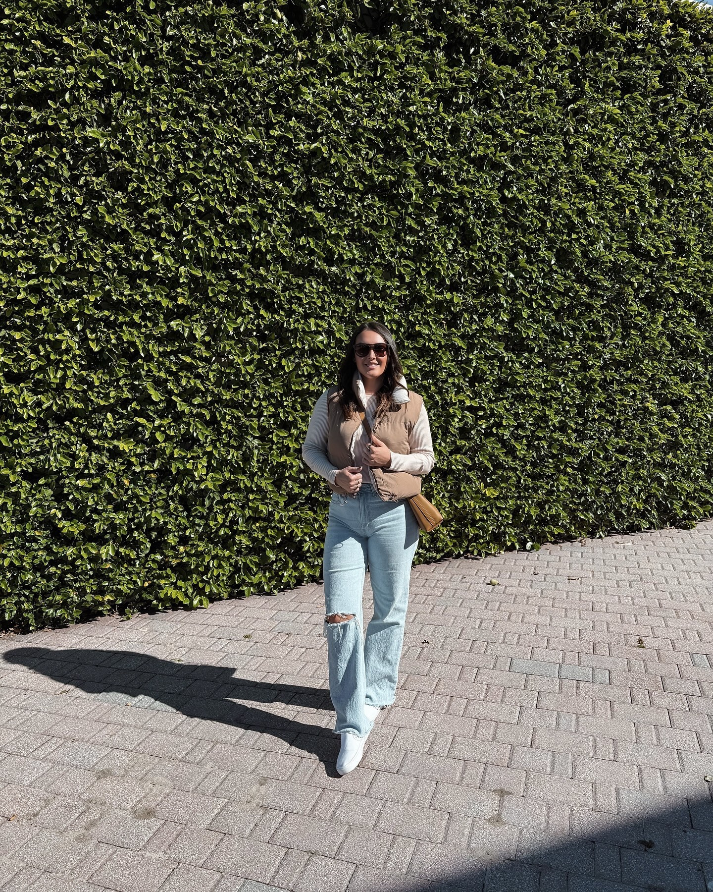 It was a local kinda Saturday 🛍️🪴🌭☀️
•
•
•
#safetyharbor #dunedin #local #supportlocal #shopsmall #theivorypalm #hotdogsonmain #plants #coachny #coachgirlie #neutralstyle