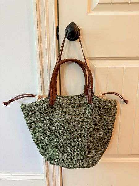 Summer straw bag with inner lining. LOFT bag. 40% off. Summer bag.

#LTKSeasonal #LTKSaleAlert #LTKItBag