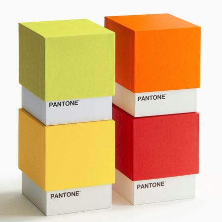 How fun are these candles?!? This second H&M HOME 🖤 PANTONE collection presents two palettes, Zesty & Fresh and Sweet & Juicy, playing with the idea of flavour, taste and hues. 
