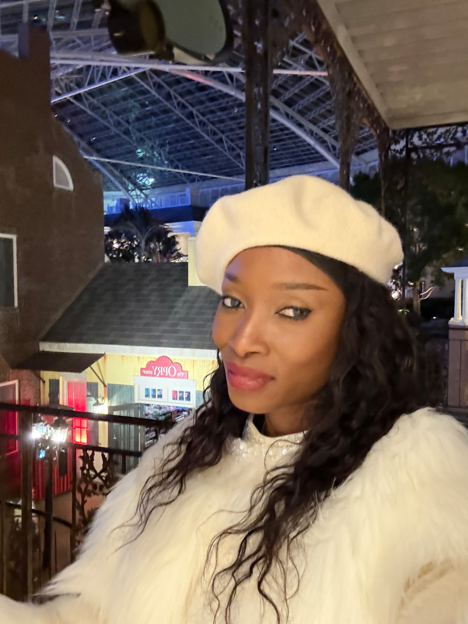 This beret hat for winter outfit look! Get it! 

#LTKootd #LTKFindsUnder50 #LTKHoliday