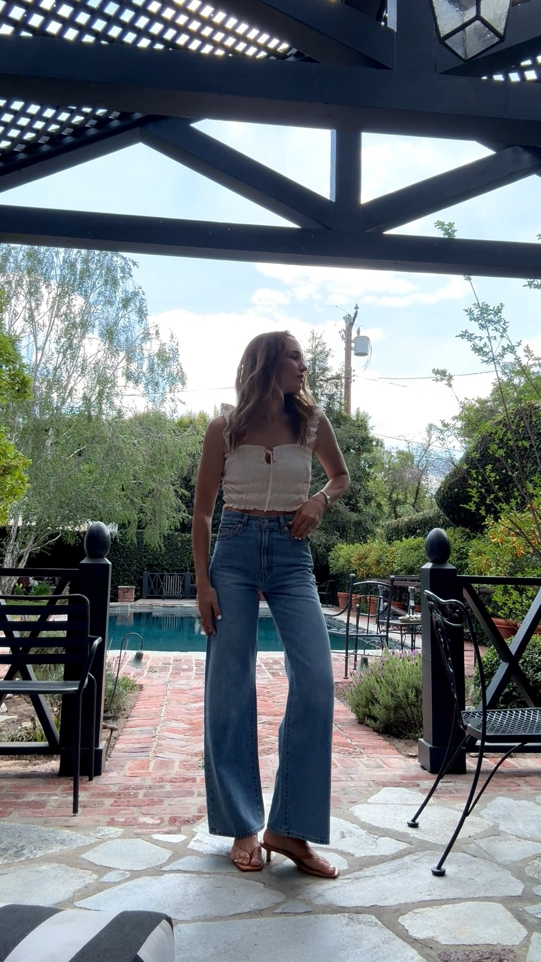Levi’s rib cage jeans tts 🫶🏻
Top from revolve from a set! 
🤍🤍🤍