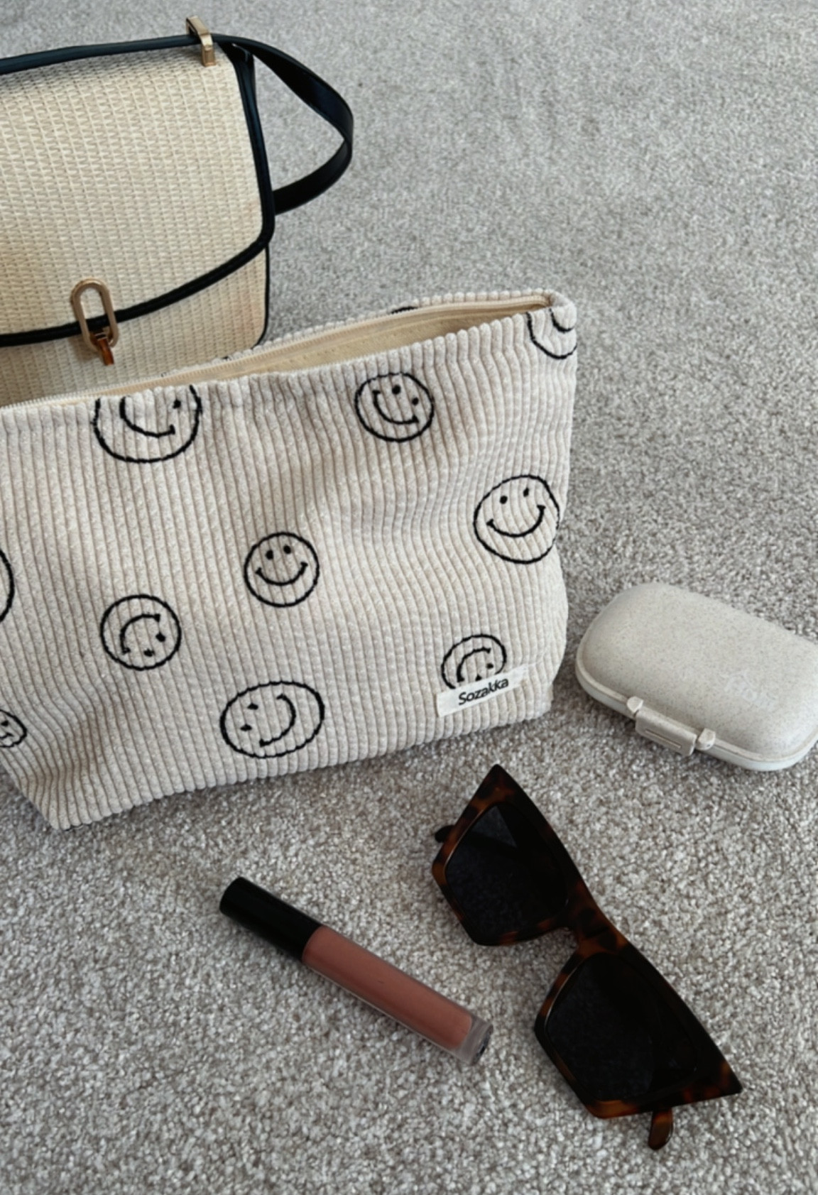 Cute cosmetics bag

Corduroy beige ivory cosmetics bag with smiley faces. Amazon find 

Perfect for weekend travel or weekend trips

#LTKtravel #LTKFind #LTKU