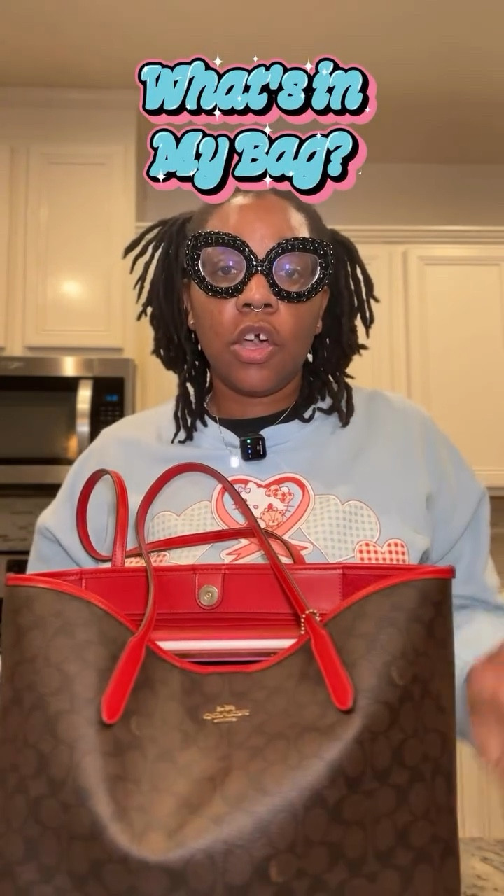 What’s in my bag? EVERYTHING!! #coachbag #coach #handbag @coach