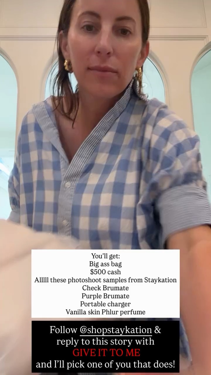 You’ll get:
Big ass bag
$500 cash
Alllll these photoshoot samples from Staykation
Check Brumate 
Purple Brumate 
Portable charger
Vanilla skin Phlur perfume
 Follow @shopstaykation & 
reply to this story with
 GIVE IT TO ME 
and I’ll pick one of you that does!