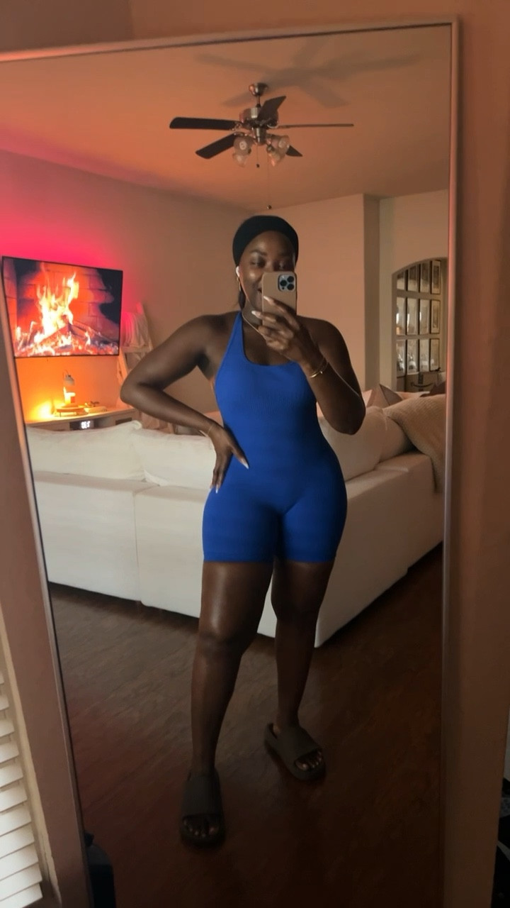 Absolutely LOVE the way this fits! Wearing a size medium. It has the perfect amount of compression and thickness of the fabric is 🤌🏾

#LTKVideo #LTKfitness