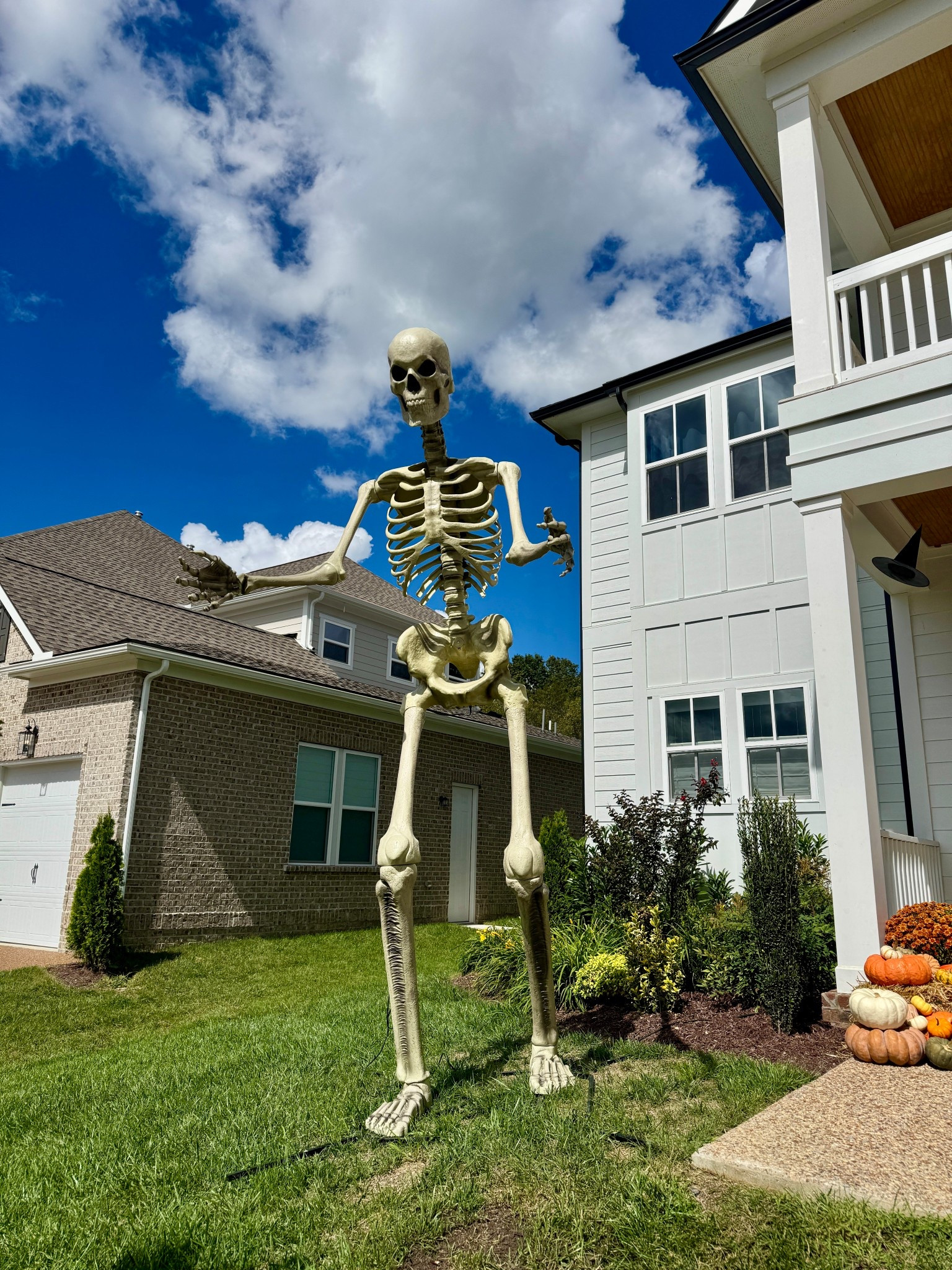 A twelve foot skeleton is exactly what a modern home needs for Halloween

Modern Halloween home decor, Halloween outside decor, skeleton decor, 12 foot skeleton, not spooky Halloween decor, not scary Halloween decor 



#LTKHalloween #LTKSeasonal #LTKHome