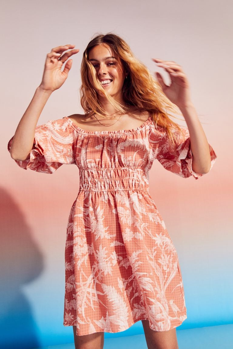 Conscious choice  New ArrivalShort, off-the-shoulder dress in woven fabric. Narrow, covered elast... | H&M (US + CA)