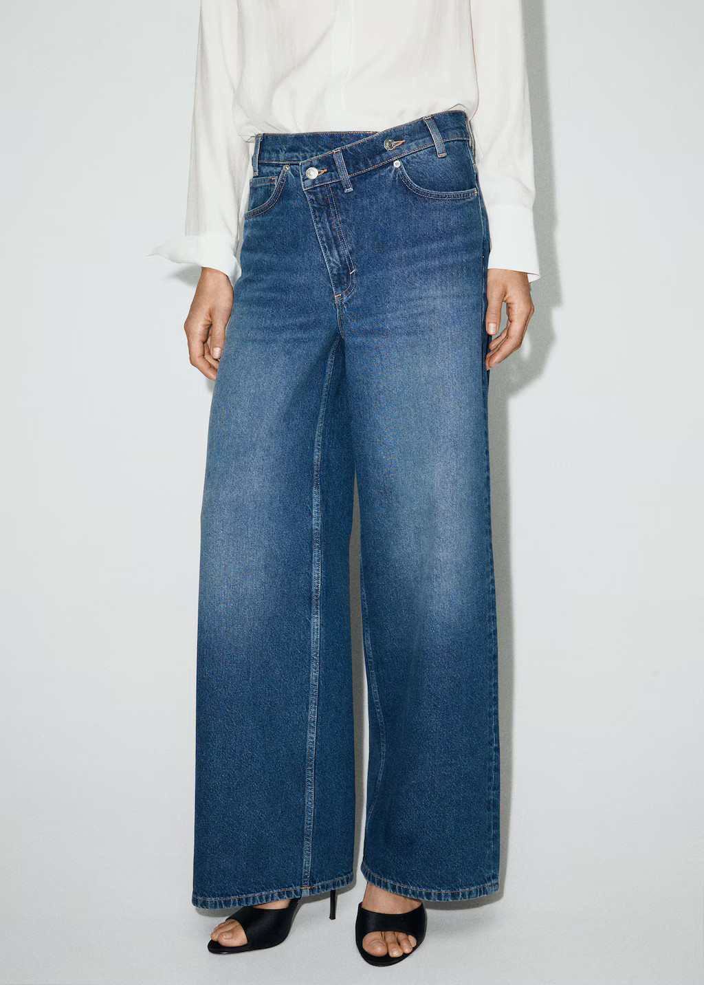 Wide leg mid-rise jeans with a crossover waistband | Mango (US/MX/AU)