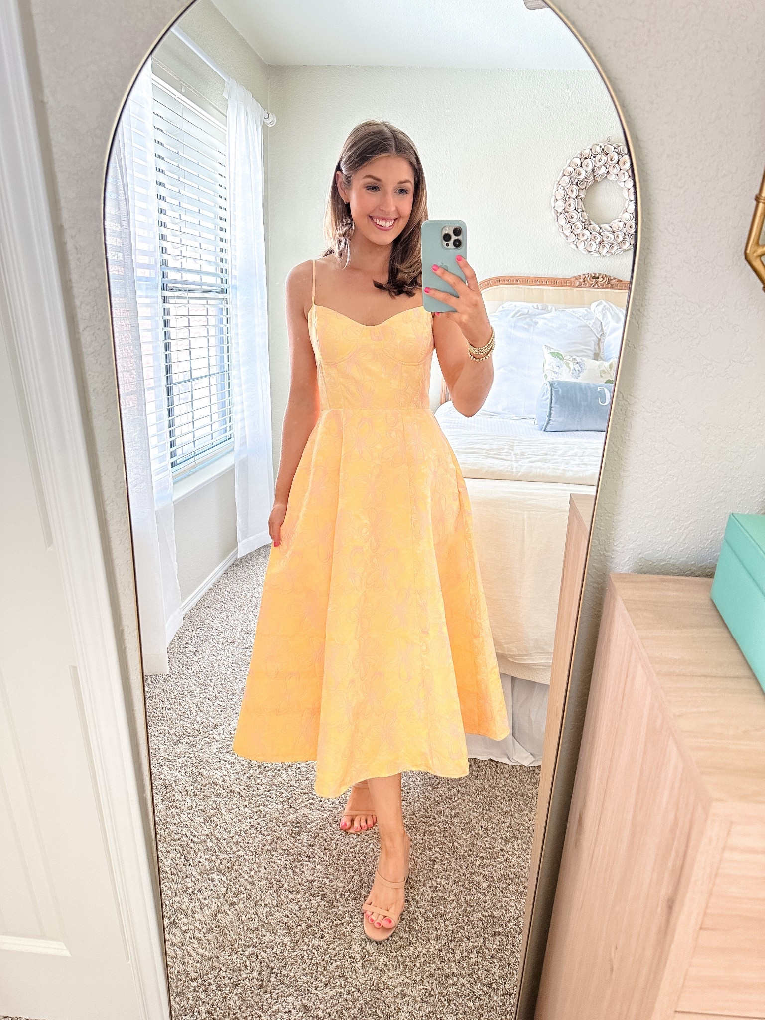 Beautiful dress for spring and summer! Wearing a S!