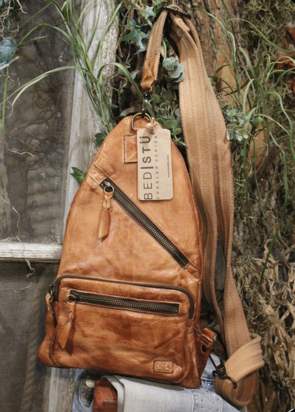 Say hello to my new everyday sling 🤎🔥 Hand-crafted leather, insane quality, and the perfect size for on-the-go moms + esthi girls. I linked it in my LTK for anyone who loves that effortlessly rugged, high-end look.
#BagObsession #DailyCarry #VintageVibes #OOTDStyle #BagTrend