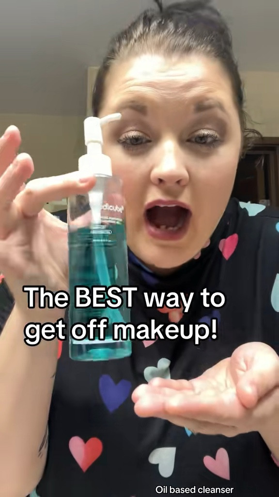 If you’re not using an oil based cleanser to take off your makeup and double cleansing what are you doing?! Also you should only be using disposable facial towels!!

#skincare #skincarehack #doublecleanse #medicube #LTKbeauty 