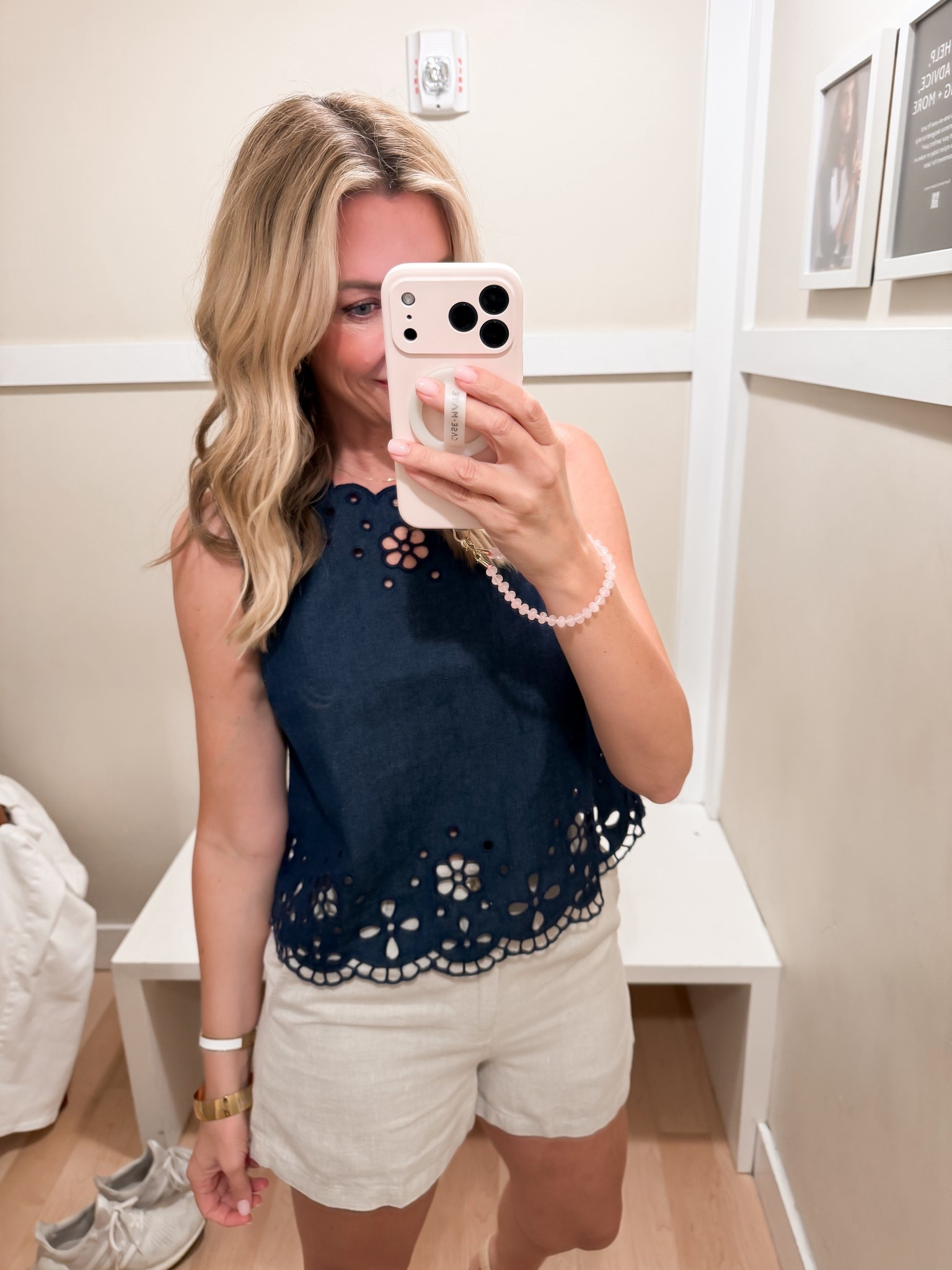 This top with white jeans!
