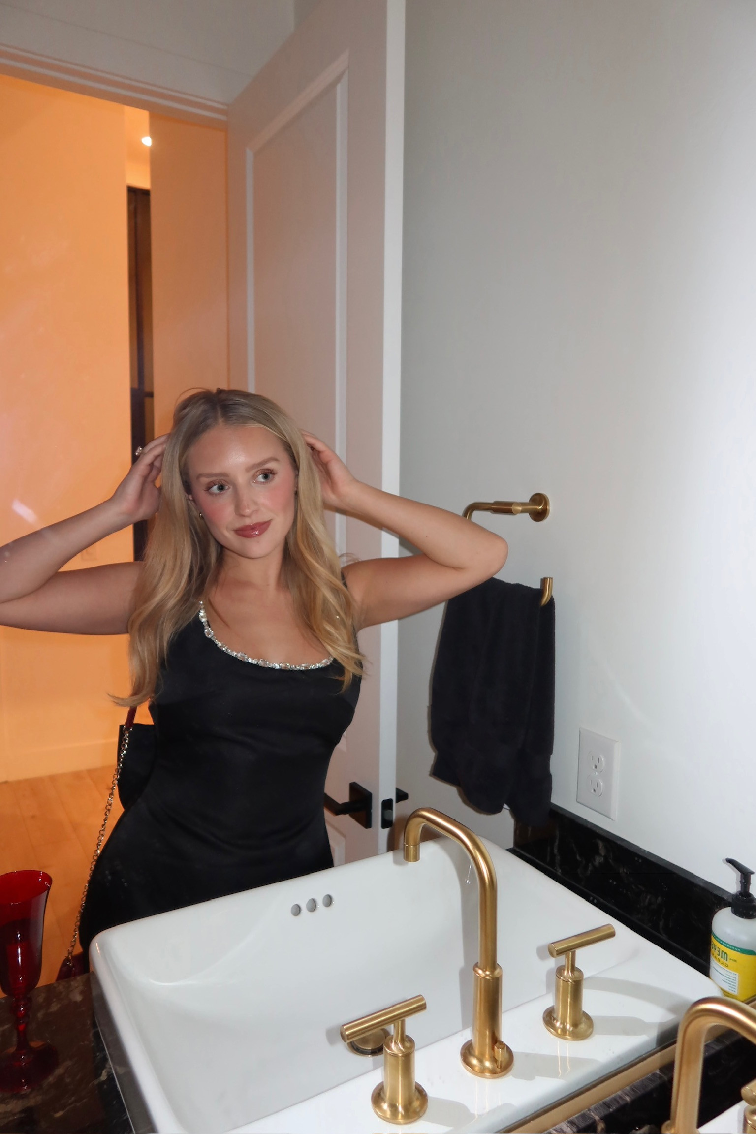 Let the holiday season begin 🥂🎄✨❣️@lulus #LULUSPARTNER #LOVELULUS use code DAISY20 for 20% off first purchases! 

 