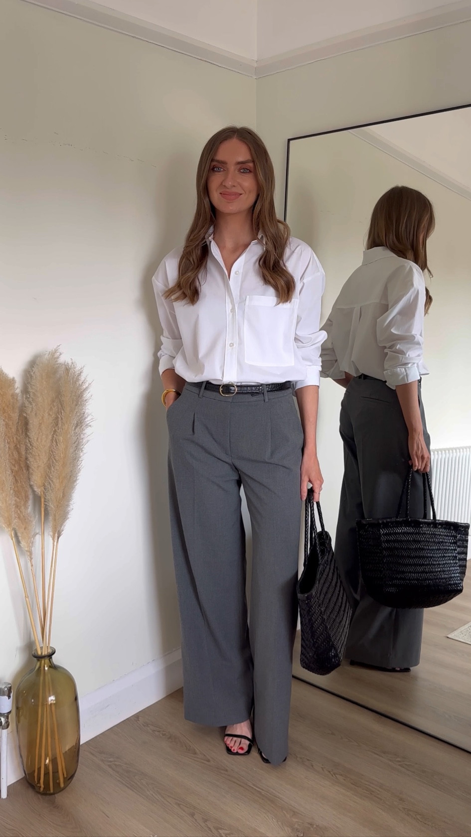 Abercrombie New Season essentials 
25% off ALL jeans and 15% off everything else and then use my code: AFMEMILY for a further 15% off 
Valid: 23.08.24 - 26.08.24

Wearing a small in the white Oversized Poplin Shirt

A 26 Long in the grey Mid Rise Tailored Wide Leg Pant
I’m 5ft 6

Black leather belt 





Wardrobe staples, white shirt, wide leg trousers, wardrobe essentials, workwear

#LTKuk #LTKsale #LTKworkwear