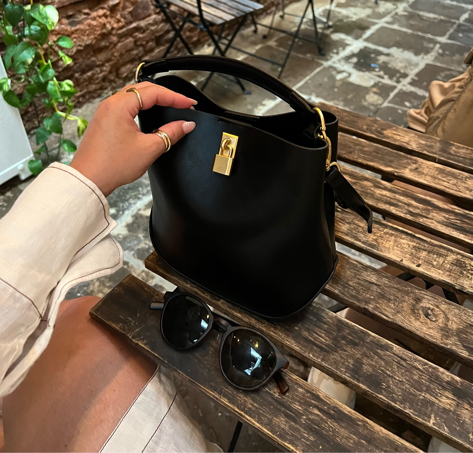 A moment for this bag 
Zara Oversized Shirt 9021/066 Size S

#LTKfindsunder100 #LTKstyletip #LTKfindsunder50