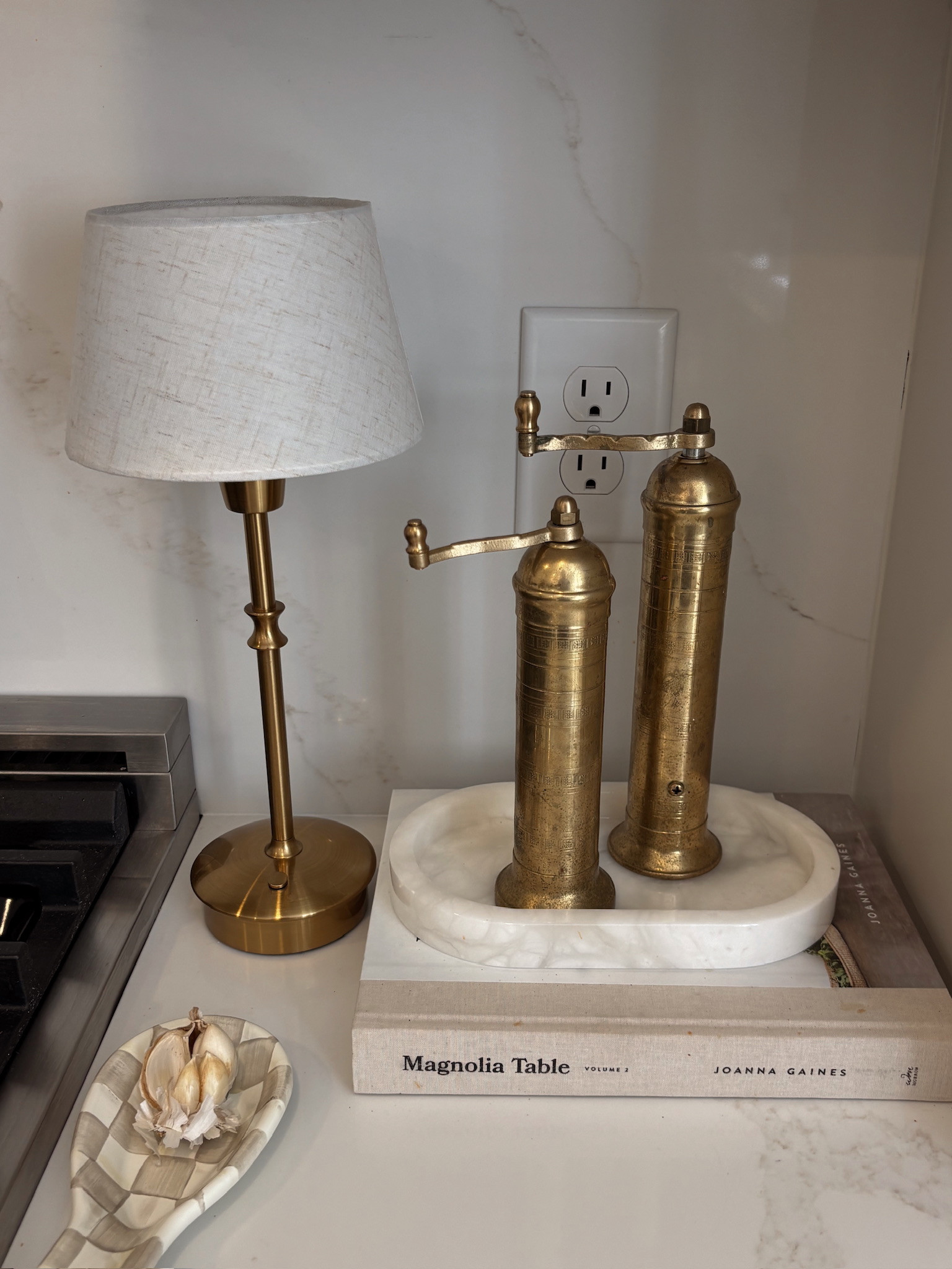 Love these little kitchen details🤎






kitchen decor, kitchen styling, kitchen essentials, countertop decor, cordless lamp, salt and pepper mills, home decor, kitchen finds, sidneymarieduke 

 #LTKHome