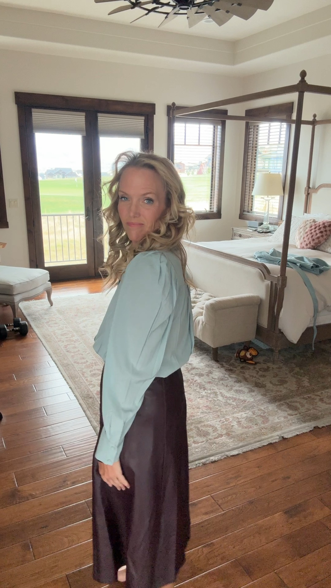 This jacket is beautiful



#LTKVideo #LTKMidsize #LTKOver40