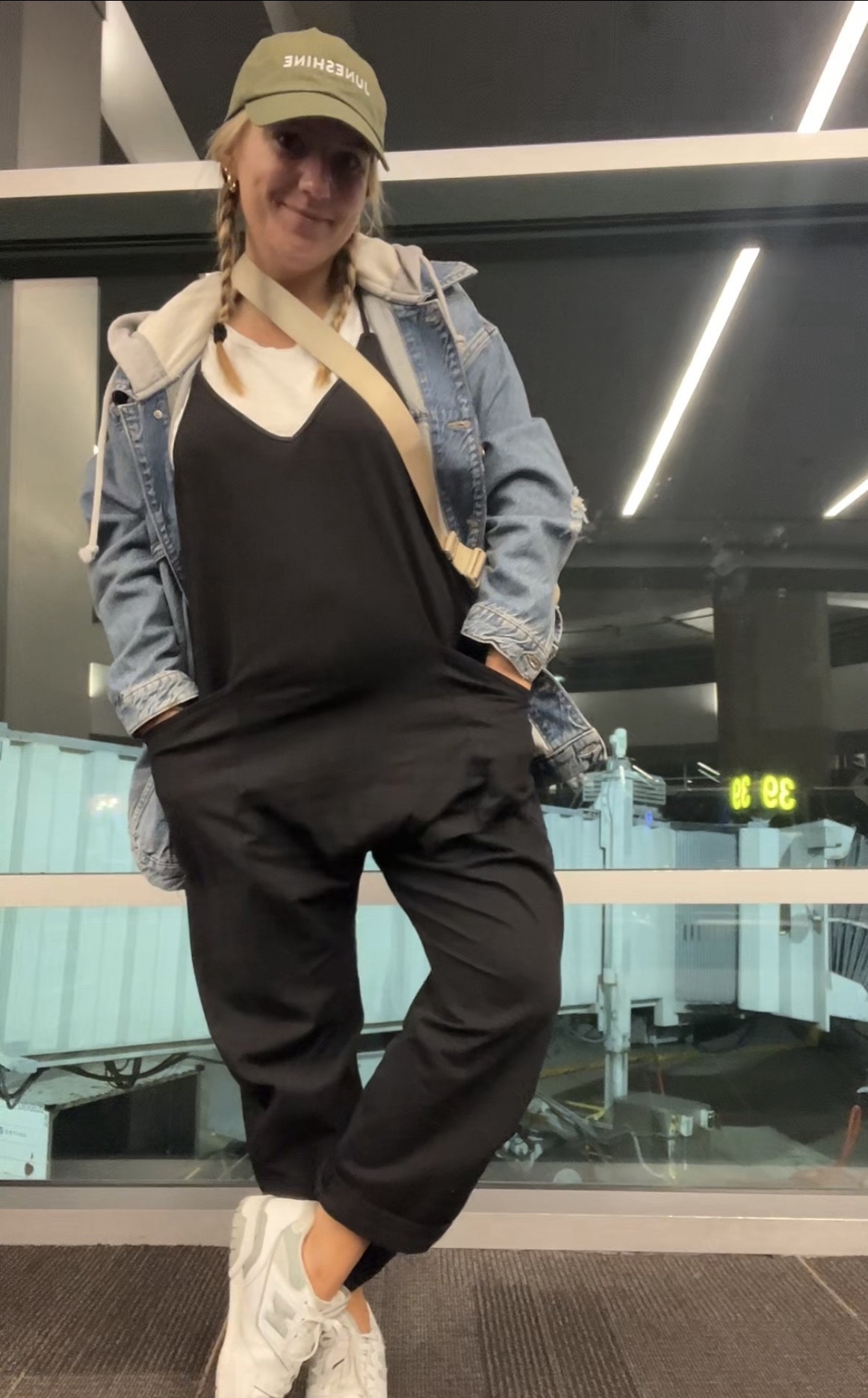 Airplane outfit
Maternity airplane outfit
Maternity leggings 