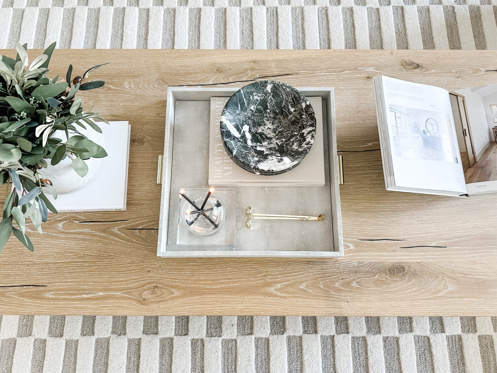 Coffee Table Styling

Coffee table  coffee table decor  decor inspo  living room  living room styling  modern home  neutral home  area rug  marble tray  candle accessories  #LTKhome

#LTKSeasonal