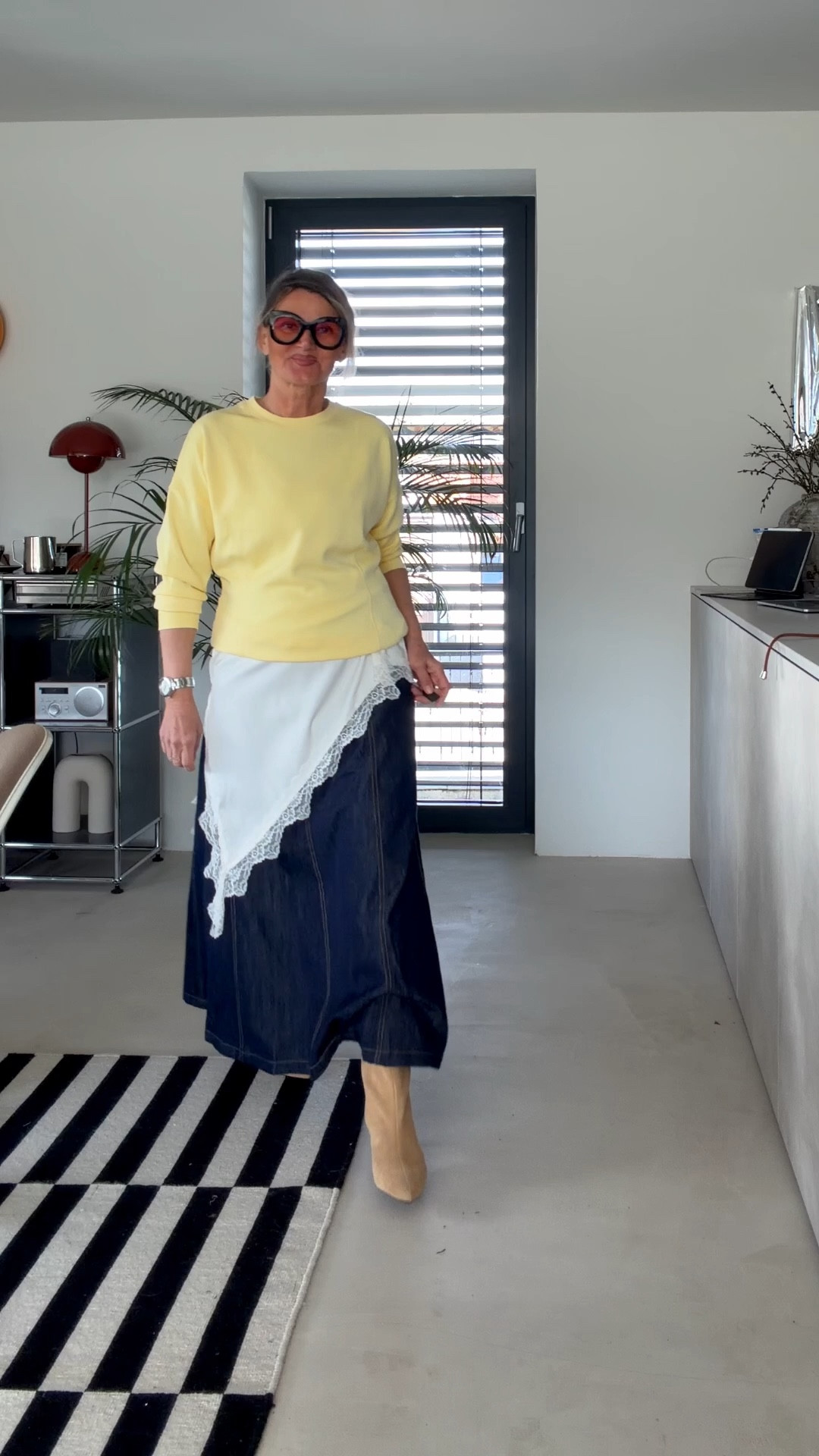 Maxirock in Dark Denim 👖gestylt für kleine Frauen wie mich mit 1,60

Style-Inspo für den Frühling 🌷

#LTKspring #LTKstyletip #LTKjeans