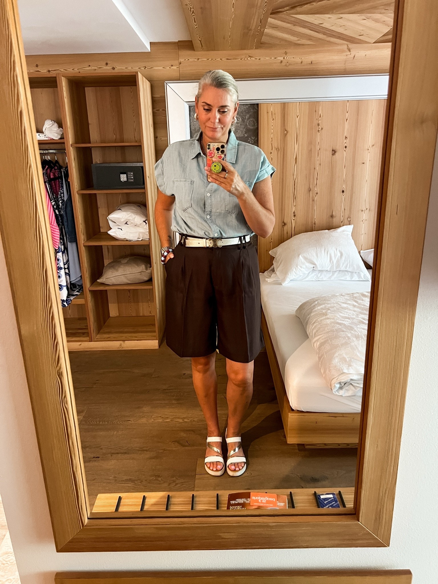OOTD - Vrijdag. Chocolade bruine nette Bermuda (maat 44) gecombineerd met een chambray blouse met korte mouwen (Miss Etam maat 40), wit leren sandalen (heel oud) en chunky zilverkleurige oorringen.

#LTKeurope #LTKsummer #LTKtravel