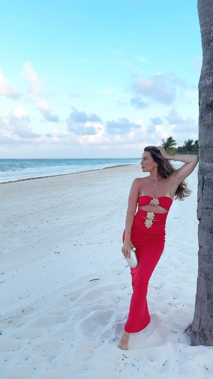 A love affair with this dress and this mexico beach 🧡

#vacationfashion #mexicofashion #beachfashionista #stylediary #styleinspiration #fashionblogger #peppermayo