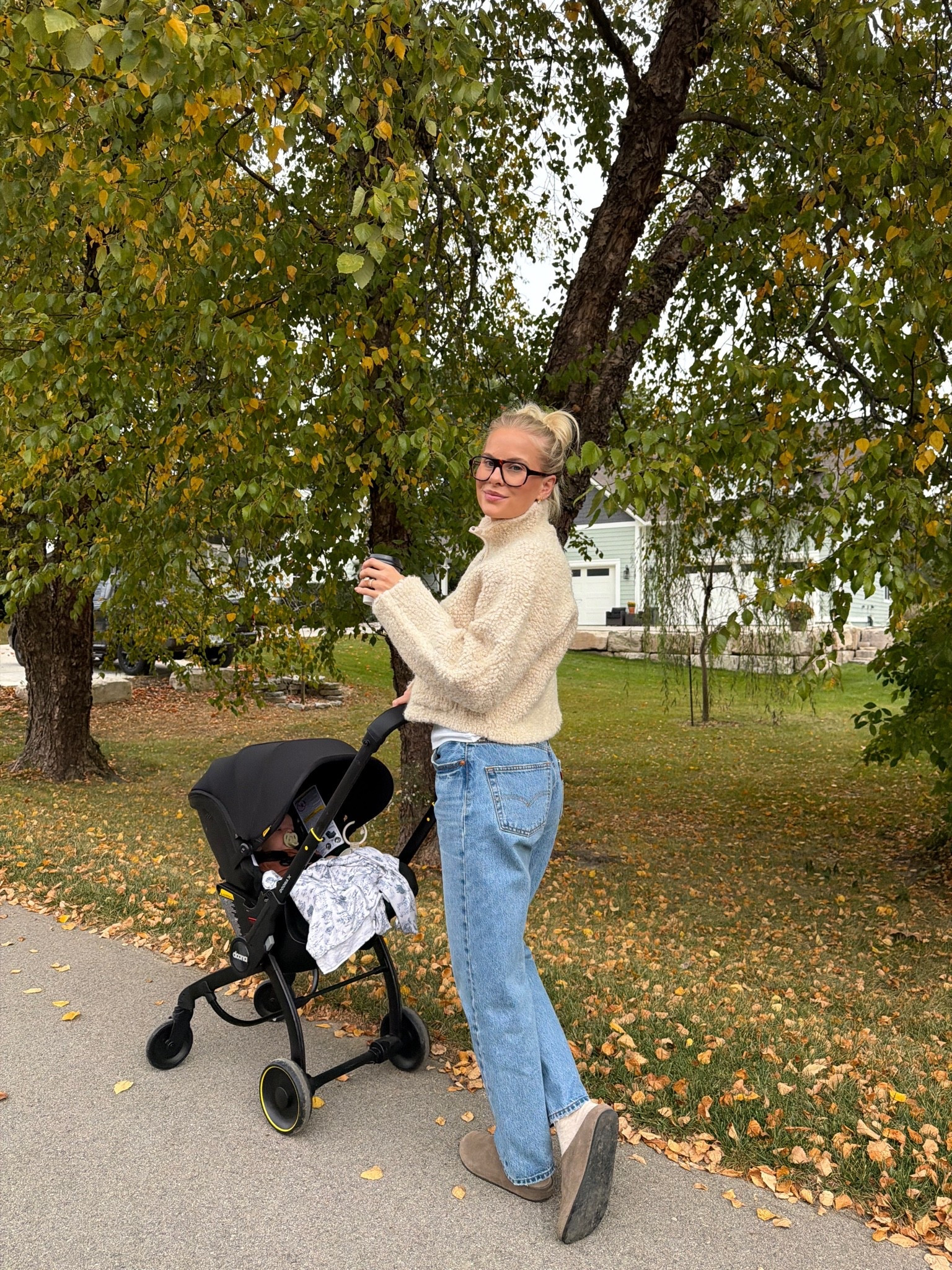 SIZE: small in sweater, med in tee, 28 in jeans, shoes run tts (linked similar)! #kathleenpost

Fall outfit inspo, fall transition look, casual chic fall look