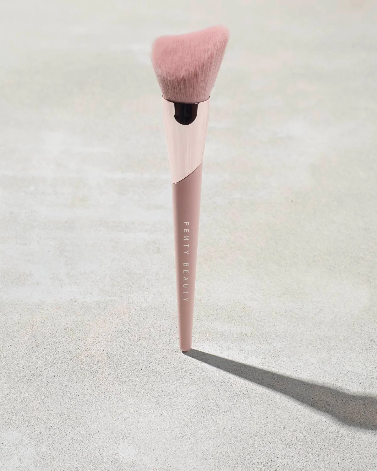 Cheek-Hugging Bronzer Brush 190 | Fenty Beauty