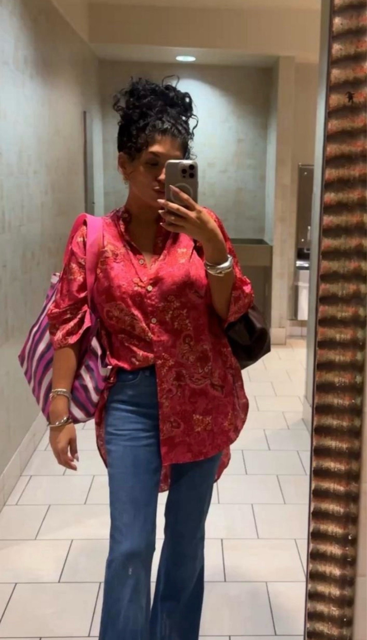 A bold pop of red with classic denim ❤️ The relaxed silhouette and statement print make this such a fun everyday look.

#DenimStyle #CasualChic #EverydayOutfit

#LTKdayinmylife #LTKootd #LTKSeasonal