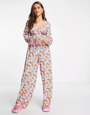 ASOS DESIGN - Tuta jumpsuit a maniche lunghe in crêpe a bolle con stampa a fiori con bottoni sul... | ASOS (Global)