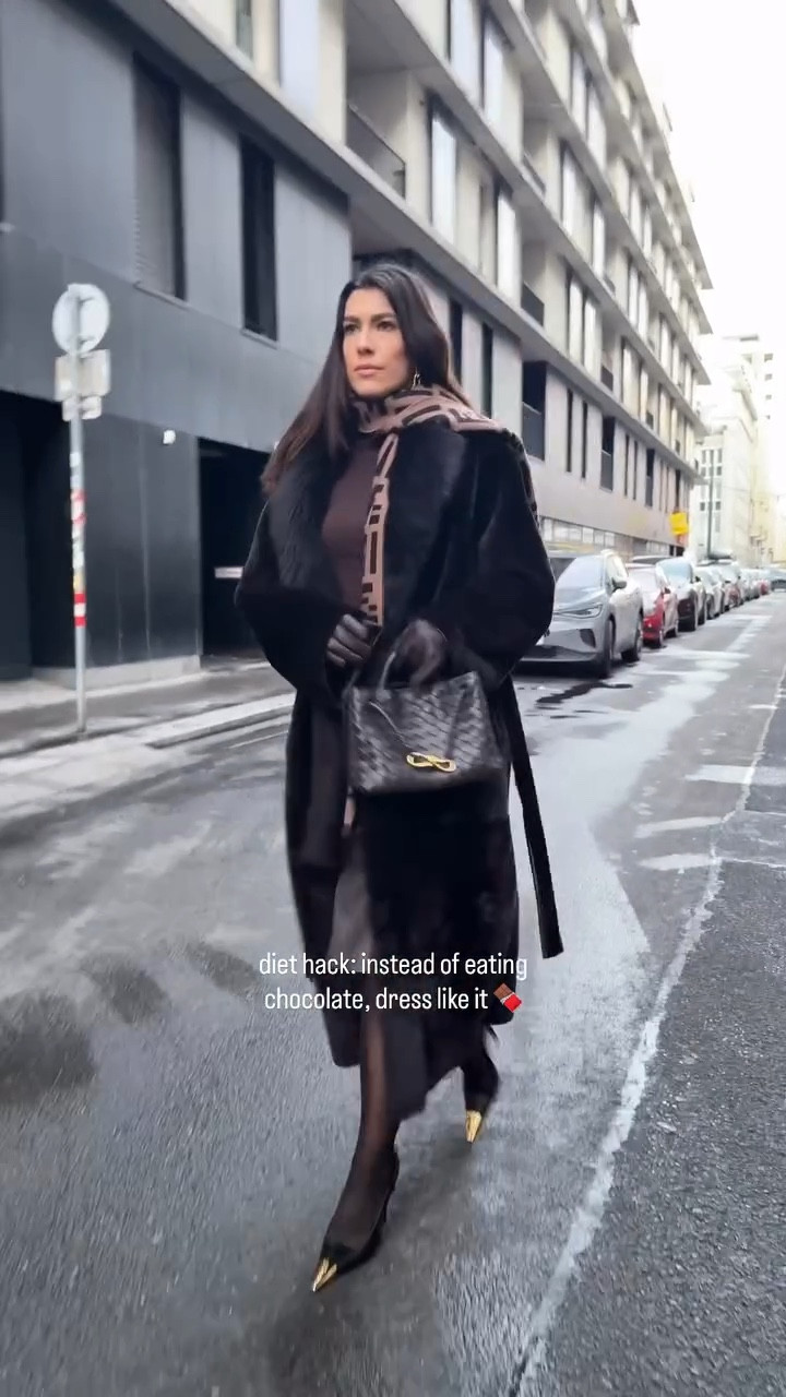 🍫🤎

Coat: @nourhammour_paris 
Shoes: @ysl 
Scarf: @fendi 
Belt: @ysl 
Bag: @bottegavenetaworld 

#chocolate #chocolatebrown