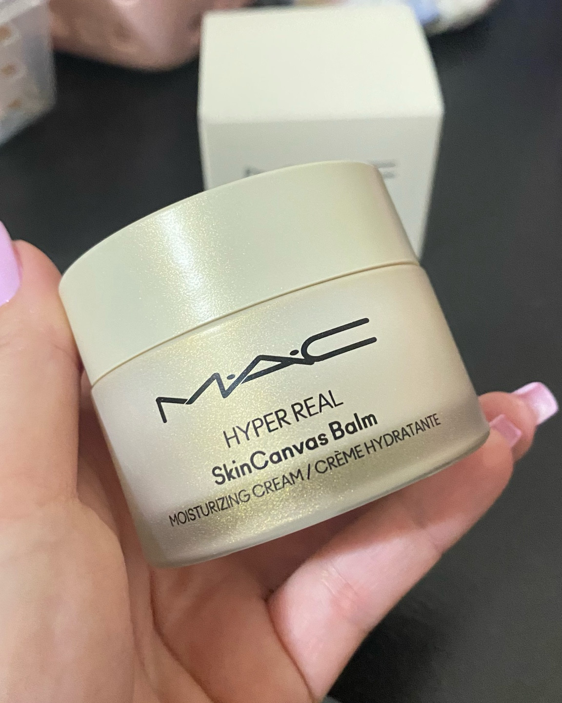 Você tá procurando aquele cremão pra deixar sua pele hidratada? ACHOU 👀
Esse é o SkinCanvas Balm da nova linha de skincare da MAC 🖤
Ele tem niacinamida na composição, ácido hialurônico, peônia japonesa, que é perfeito pra hidratar a pele, e ceramidas pra fortalecer a barreira cutânea!
Quem tem a pele seca vai amar usar antes da make tbm!
Eu tenho a pele oleosa e uso à noite, mesmo com tanto poder de hidratação, ele não deixa a minha pele oleosa.
Antes da make eu prefiro usar o SERUMIZER, que tem as mesmas propriedades que o balm, mas em forma de sérum, mais levinho… 
Os dois são perfeitos e valem muito o investimento! Sua pele agradece…
