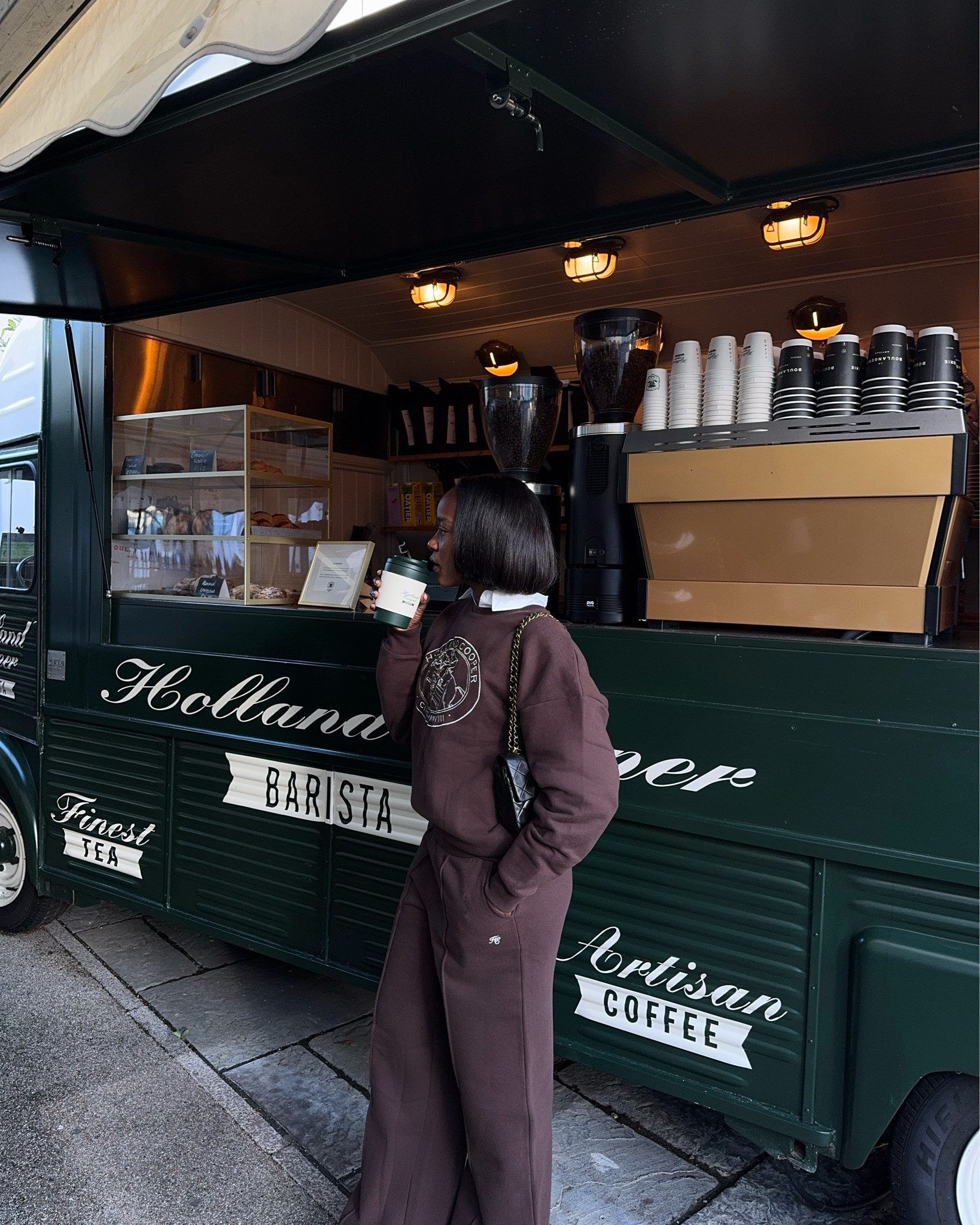 Chic sweats in brown 

#LTKstyletip #LTKwinter #LTKtravel