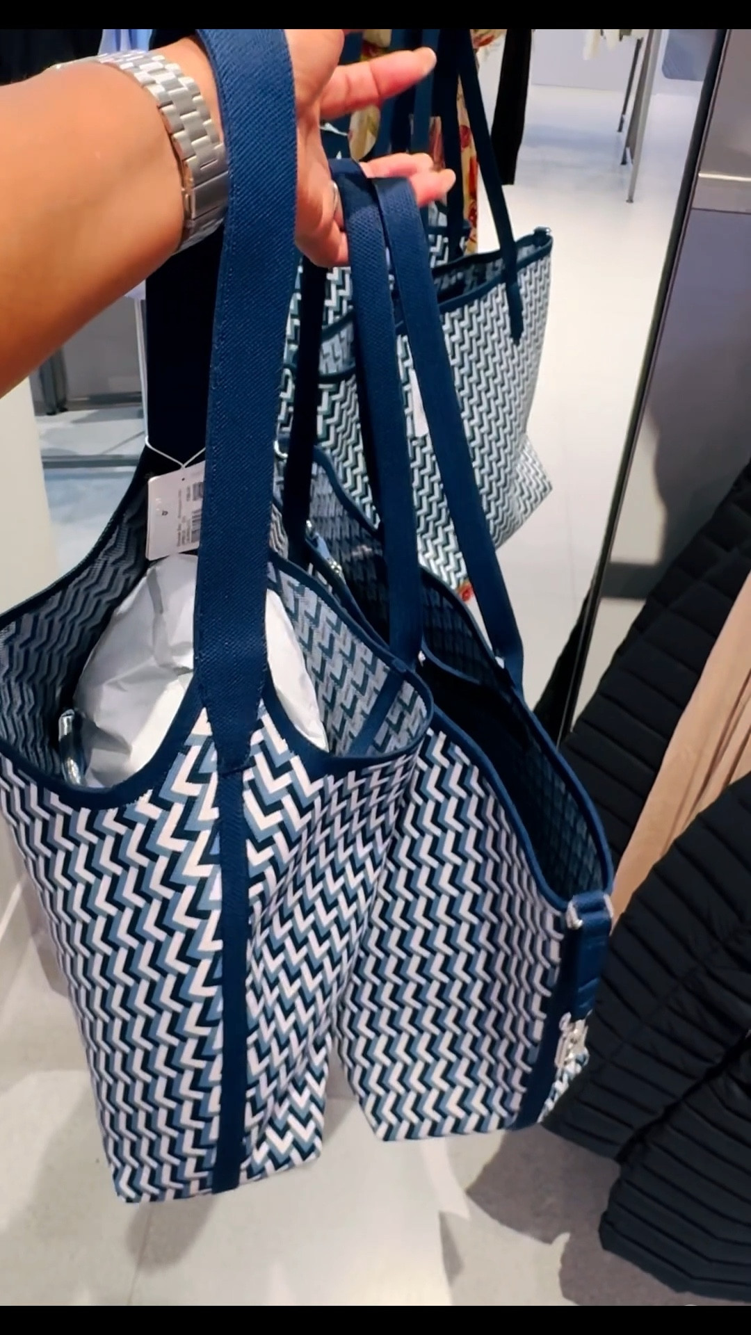 Got to see and even bought one of the Lululemon new tote bags in person. Great for work, everyday wear and even for travel! And it comes in 4 different colours! 

#LTKworkwear #LTKstyletip #LTKbag