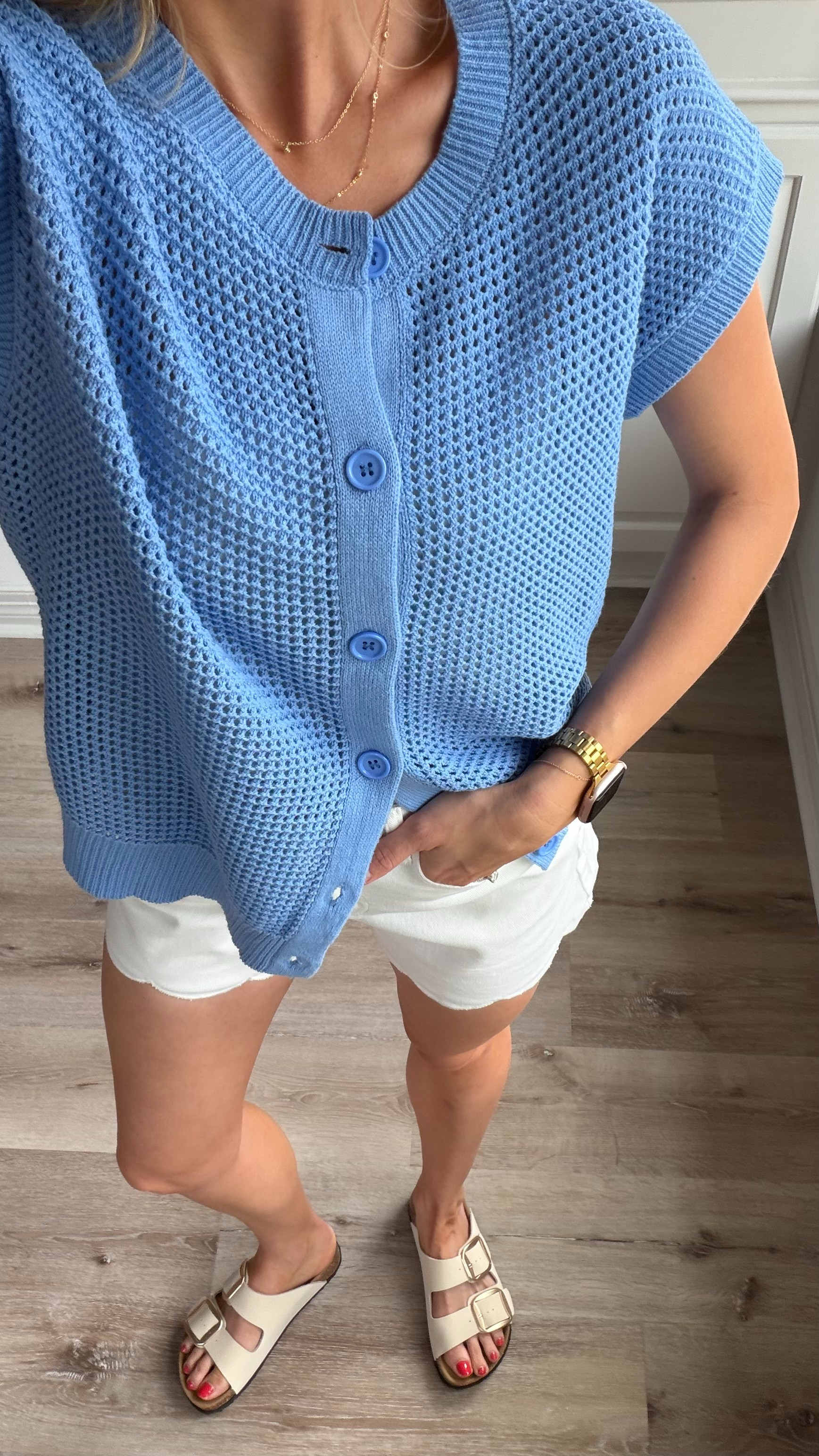 Casual cute mom outfit | wearing S in top and 2 in shorts 

 