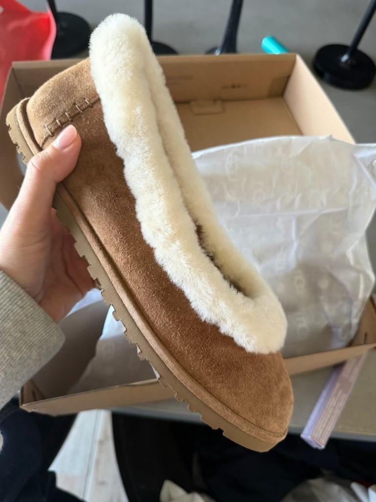My newest fave shoe - haven’t seen anyone talk about these and I LOVE them!!!!

UGG Slippers, slipper finds, fall essentials, fall finds, comfy casual shoes