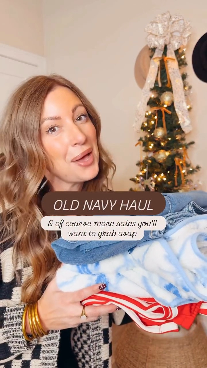 3 Old Navy new arrivals you’ll want to grab while they’re on sale 👀✨

The red track pants (so comfy + trending),
the super wide-leg jeans (designer look without the price),
and the plush fleece pullover (the softest layer you’ll live in) —
ALL new and all on major sale today 🙌🔥

Which one are you snagging first?

👉 Comment HAUL for links
👉 Or shop everything on LTK in my bio

#oldnavyfinds
#fallfashiontrends2025
#casualchicstyle
#affordablefashionfinds
#ltkfashion