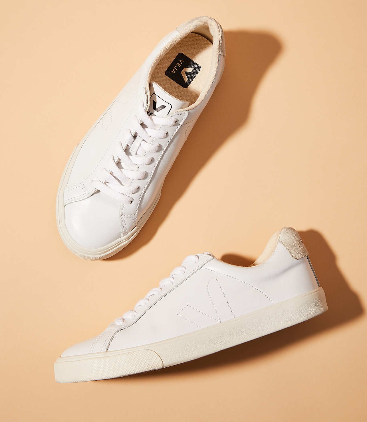 Veja Esplar Leather Extra White Pierre Natural Puxador | Lou & Grey | Lou & Grey (US)