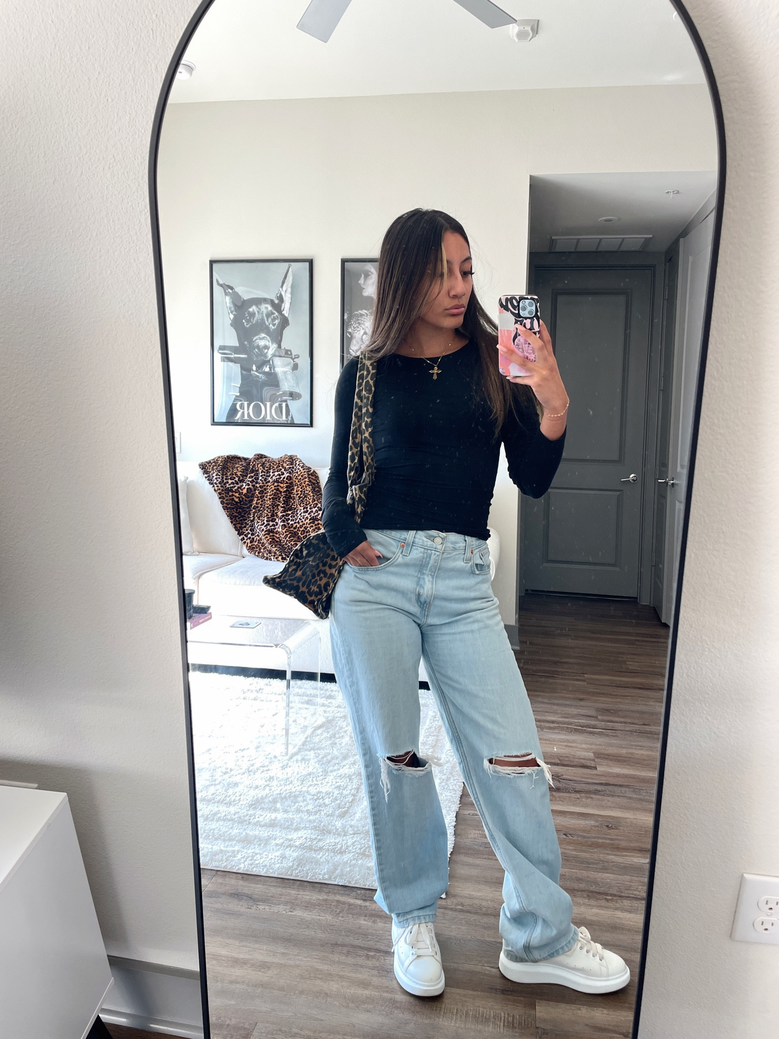 chill class outfit
top: white fox
jeans: Levi's
bag: ganni

#LTKFindsUnder50 #LTKSaleAlert #LTKSeasonal