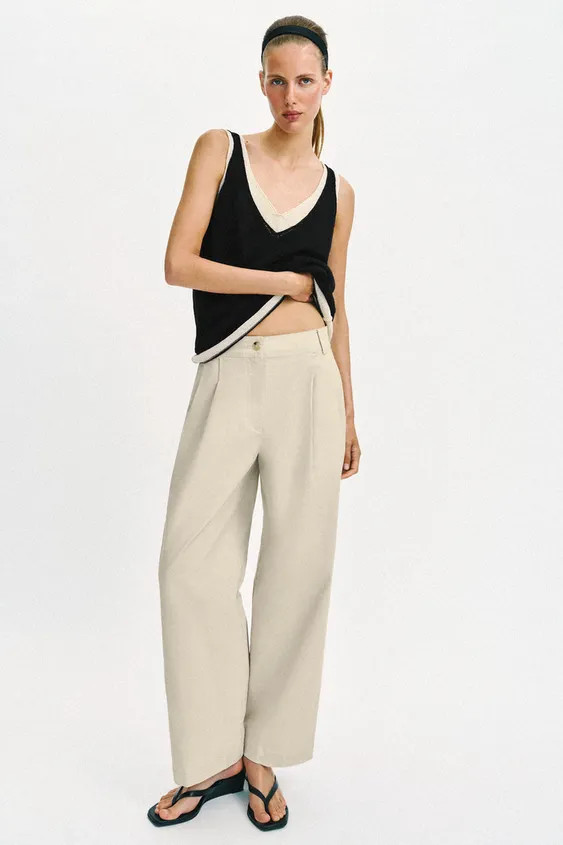 V-neck sleeveless top. Features combined finishes. | Zara US