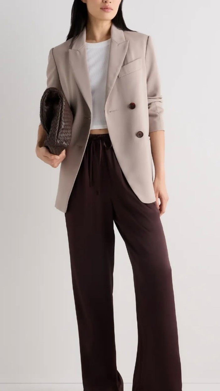 How pretty are these silk pants🤎
They come in so many cute colors.