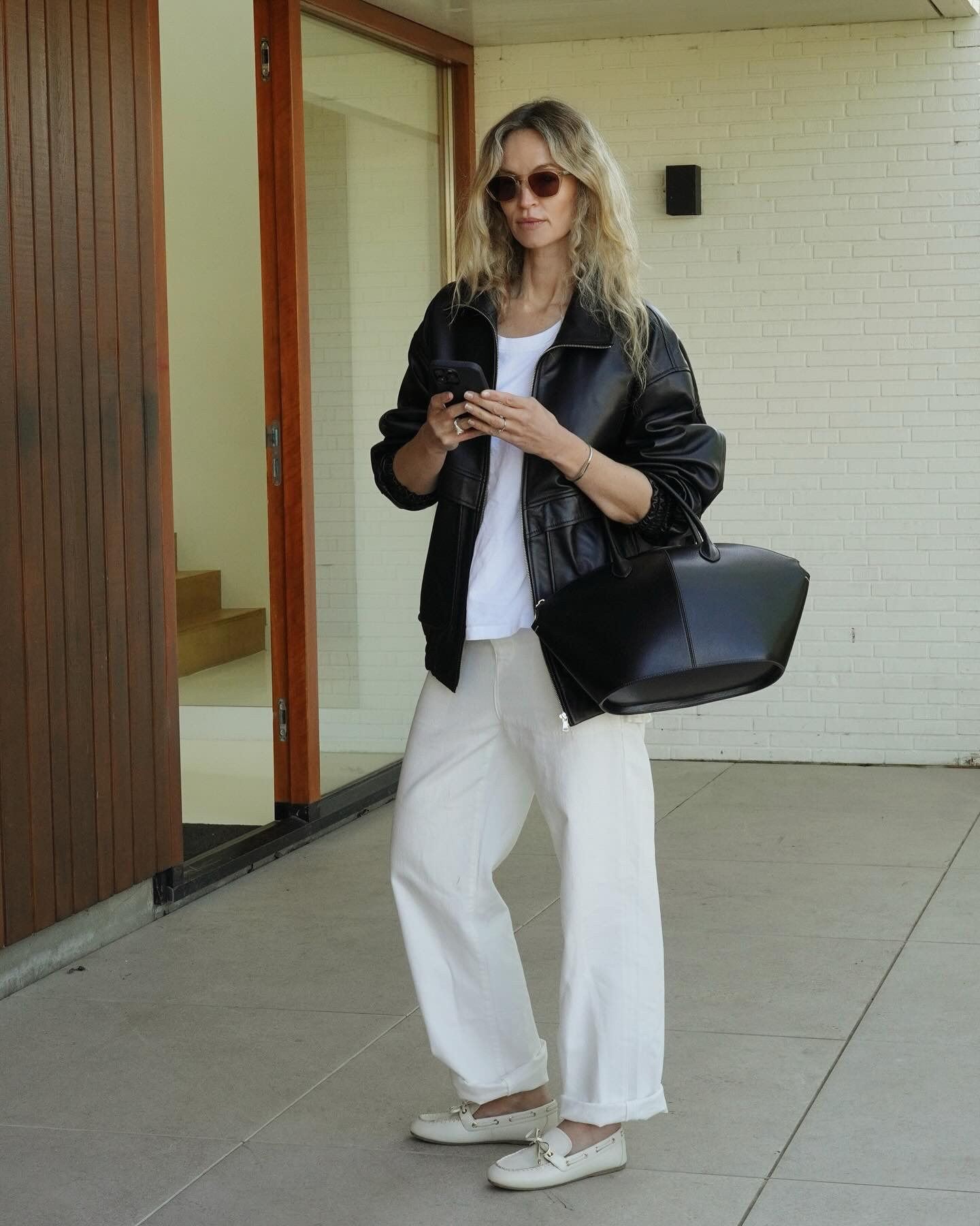 leather or cashmere (or both), funny how you can change the entire mood by swapping textures, who are you? Choose in the poll. Ps got a new bag and I’m in LOVE unexpected design, so chic on the arms #dailystyle